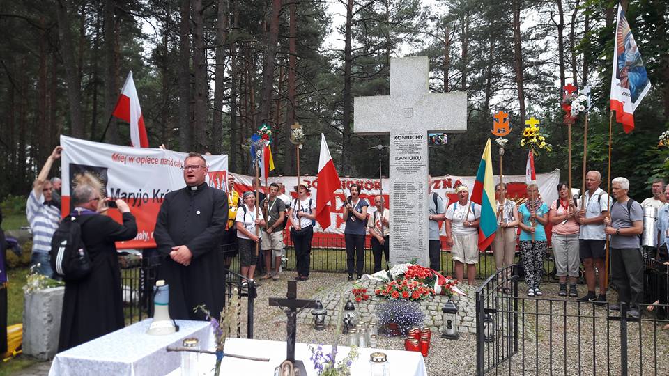 Modlitwa przy krzyżu upamiętniającym ofiary mordu w Koniuchach.