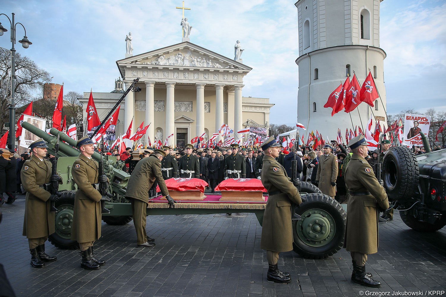 Pogrzeb powstańców z udziałem prezydentów Polski i Litwy.