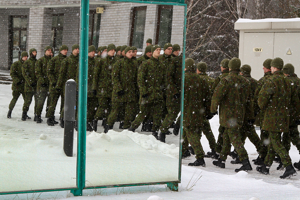 Żołnierze maszerują zimą.