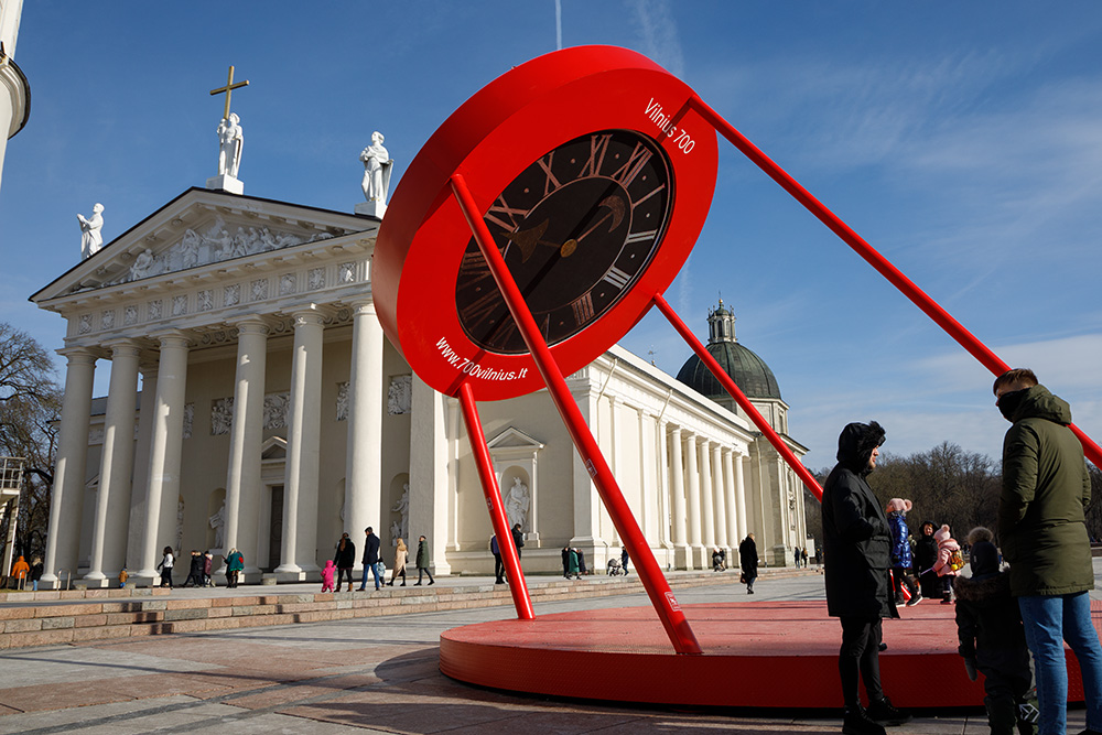 Symboliczny zegar na placu Katedralnym odliczający dni do 700-lecia miasta.