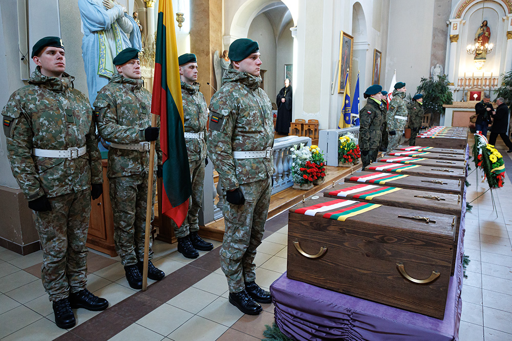W piątek, w kościele pw. św. Anny w Jewiu odbyły się uroczystości pogrzebowe polskich i litewskich żołnierzy, którzy polegli walcząc ze sobą w 1920 r.