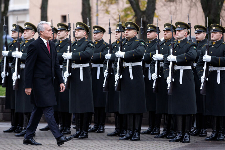Gitanas Nausėda wśród żołnierzy stojących na baczność.