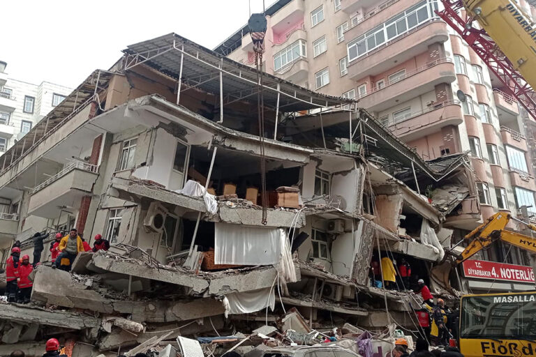 W poniedziałek nad ranem południowo-wschodnią Turcję i północną Syrię nawiedziło trzęsienie ziemi o magnitudzie 7,8.