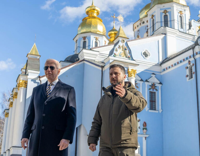 Joe Biden w Kijowie, spotkał się z Zełenskim. W tle alarm przeciwlotniczy