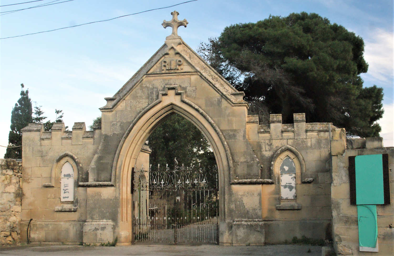 Główne wejście na cmentarz prowadzi przez neogotycką bramę.