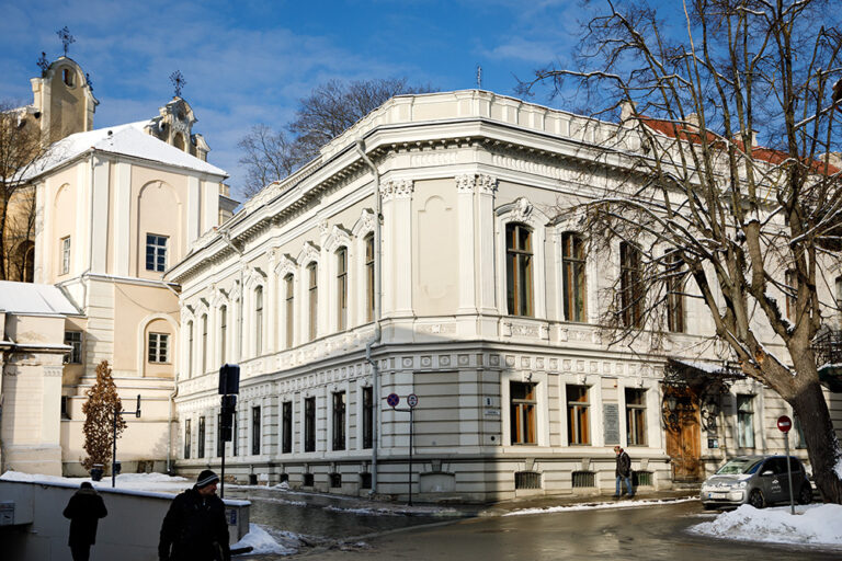 Siedziba Związku Pisarzy Litwy mieści się w pięknym neobarokowym pałacu przy ul. Sirvydo 6 w Wilnie.