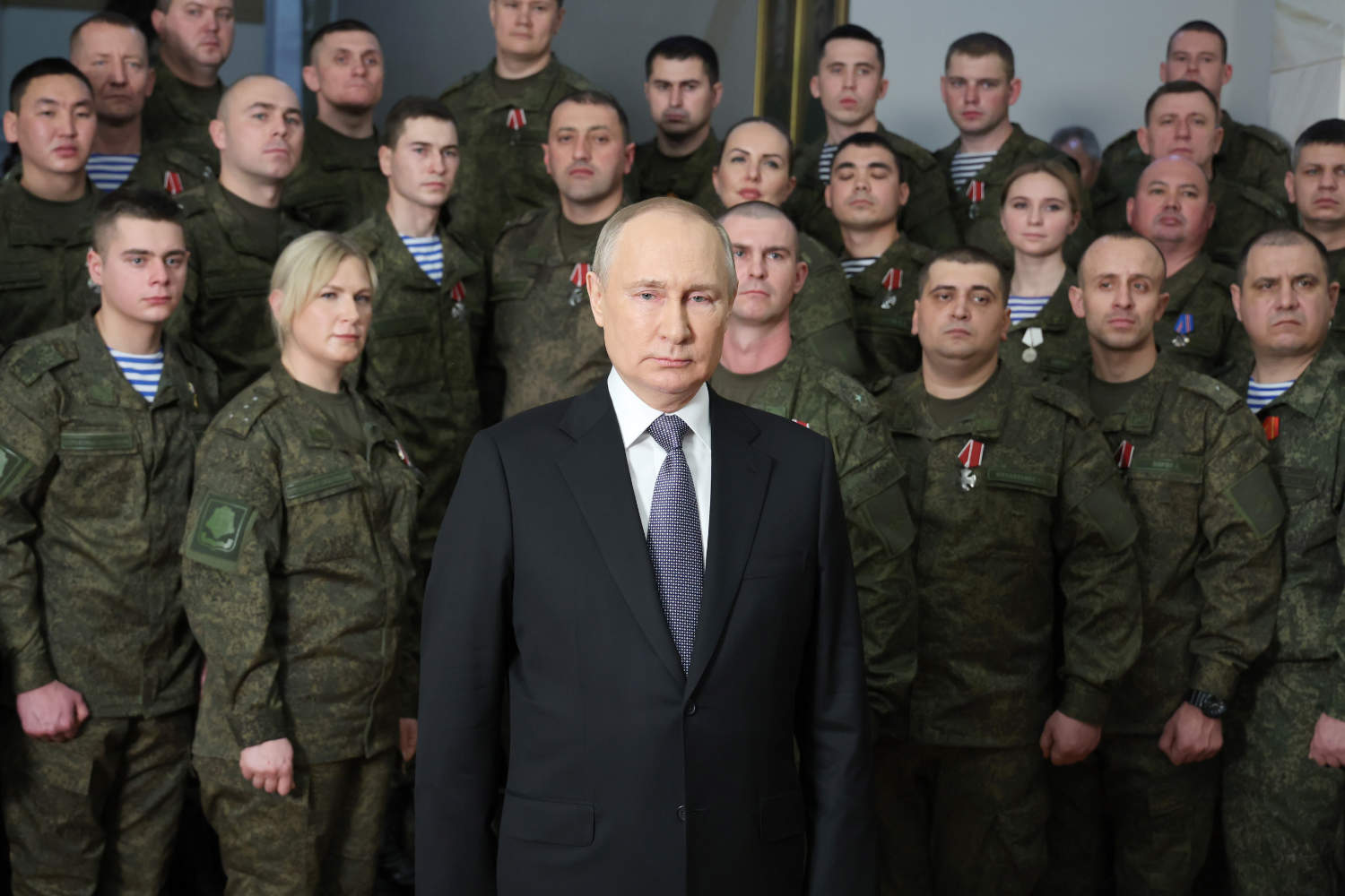 Władimir Putin z żołnierzami.