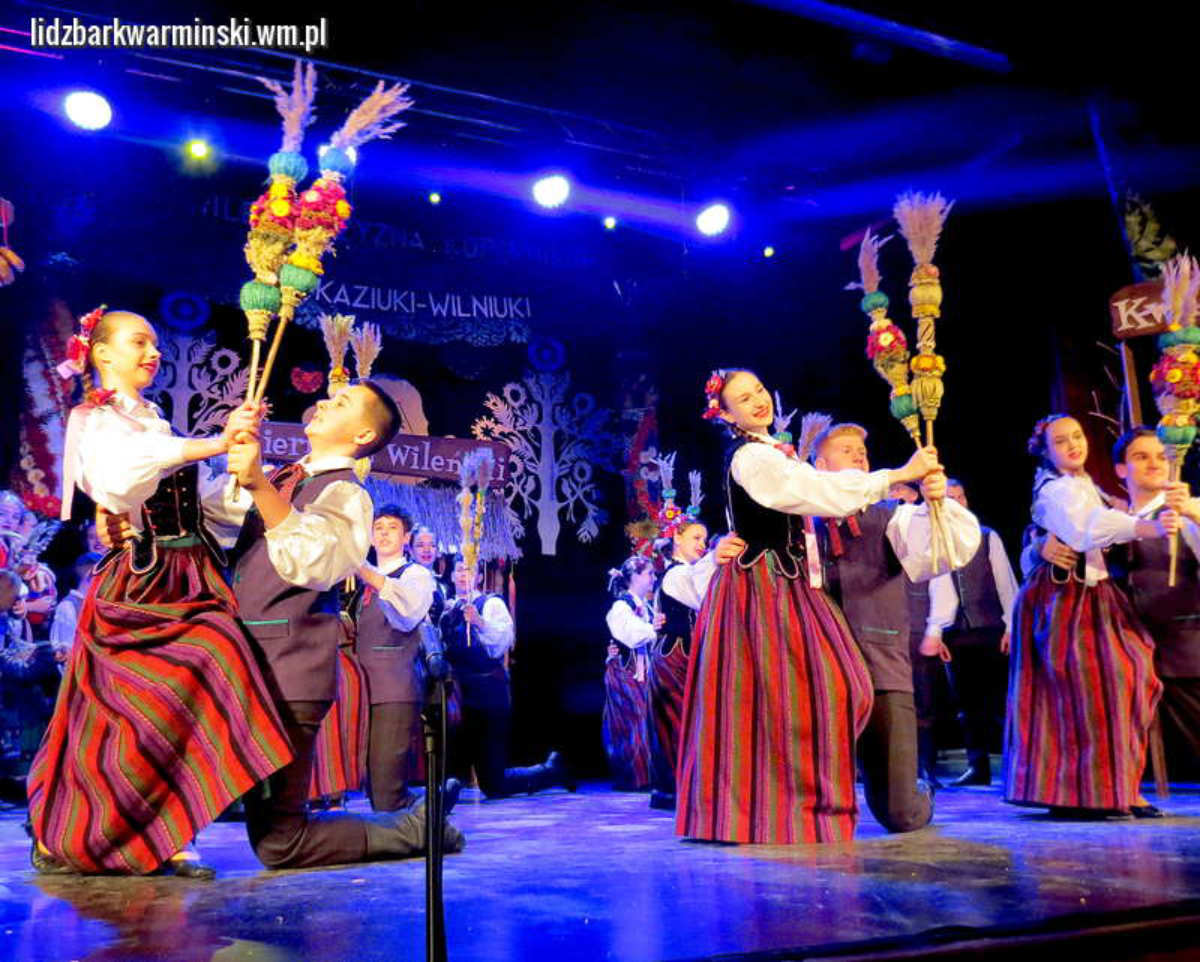 Publiczność nie szczędziła głośnych braw tancerzom Polskiego Zespół Tańca Ludowego „Perła” z Niemenczyna.