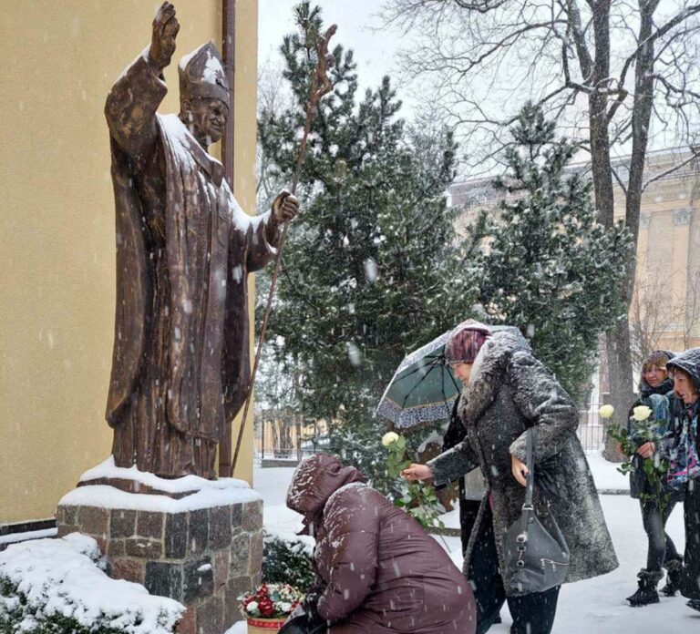Pomnik św. Jana Pawła II.