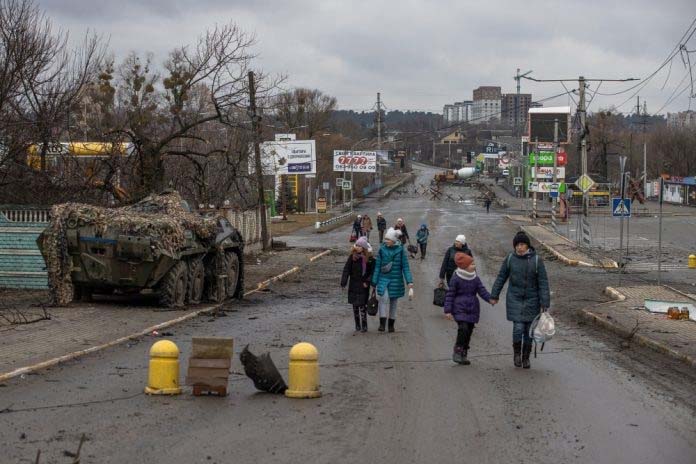 Ludzie idący ulicą na Ukrainie.