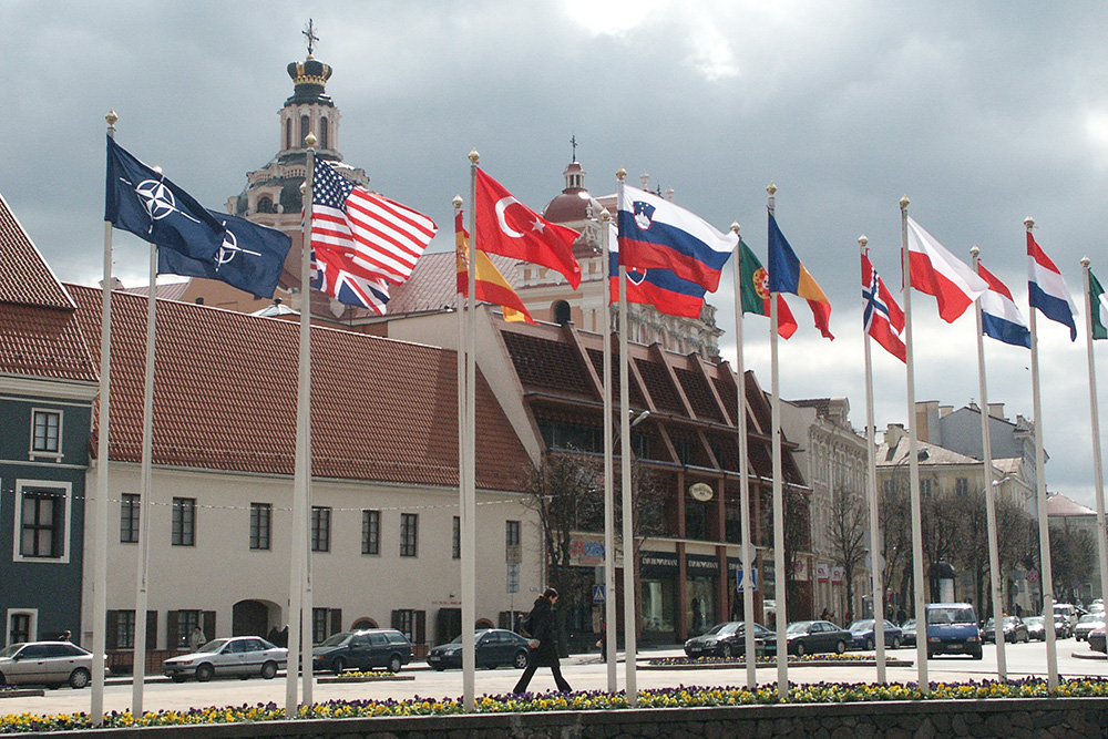 Flagi członków NATO w Wilnie.