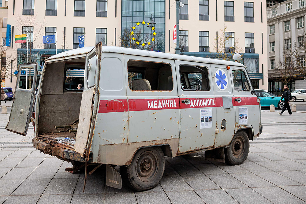 Ostrzelany ambulans Centralnego Szpitala w Dergaczach w obwodzie charkowskim stanął na placu Vincasa Kudirki.