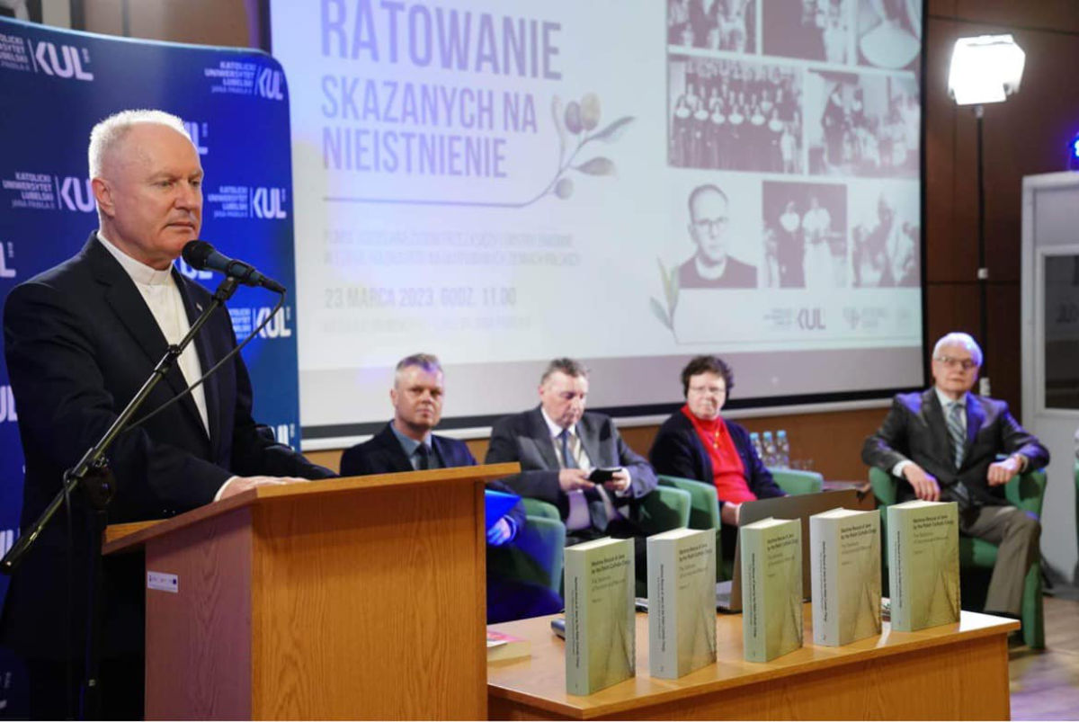 Rektor KUL, ks. prof. Mirosław Kalinowski otworzył konferencję, podczas której zaprezentowano książkę „Wartime Rescue of Jews by the Polish Catholic Clergy”.