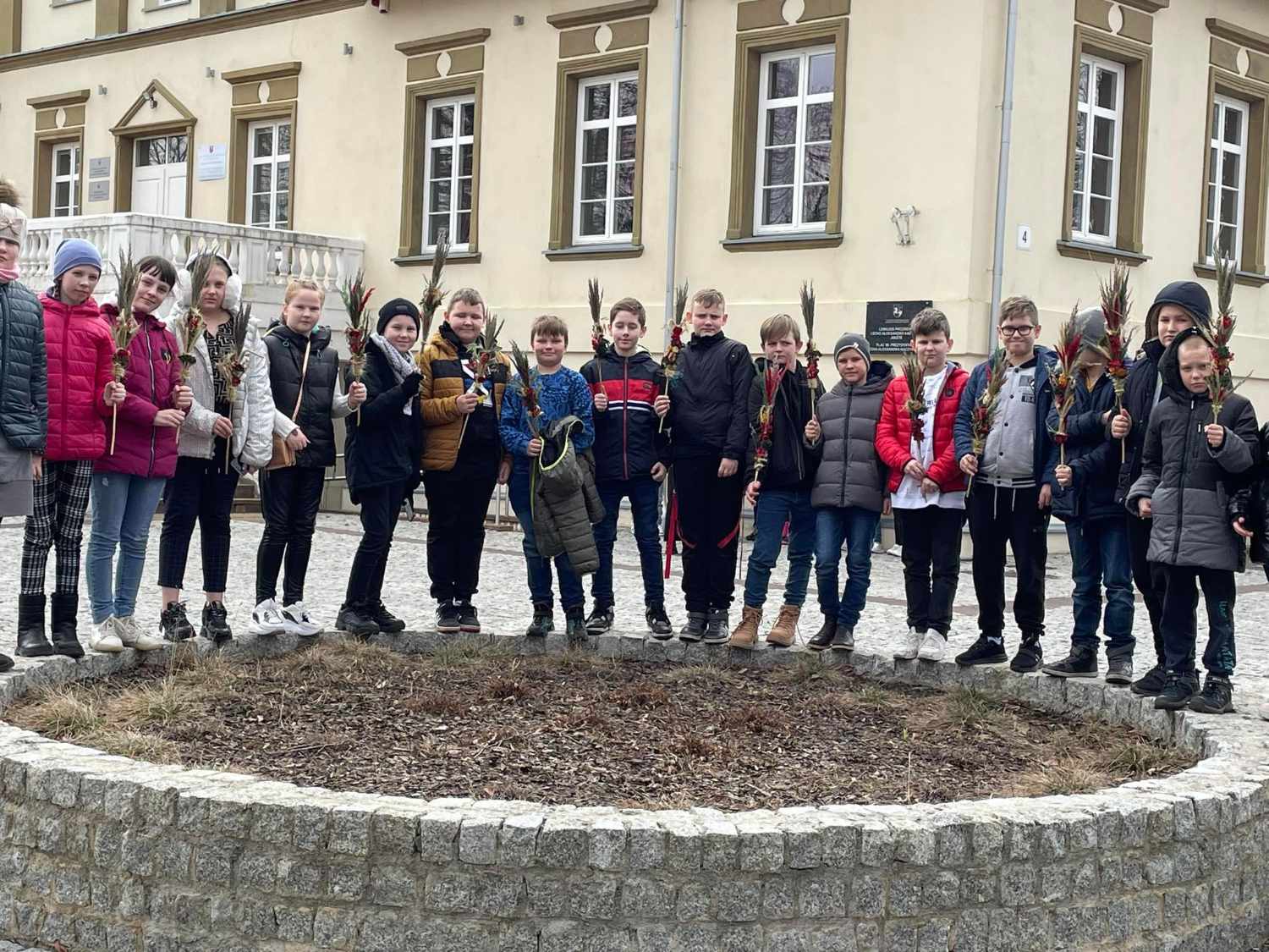 Uczniowie na dziedzińcu Centrum Rzemiosła Tradycyjnego w Dworze Houwaltów w Mejszagole.