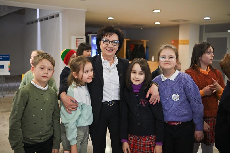 Marszałek Sejmu RP Elżbieta Witek spotkała się także z mieszkającymi na Litwie Polakami, w tym — z najmłodszym pokoleniem.