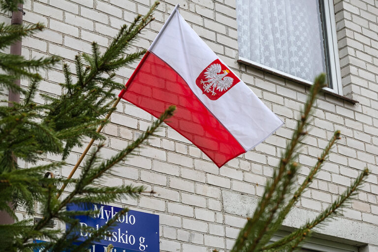 Biało czerwona flaga Polski na domie.