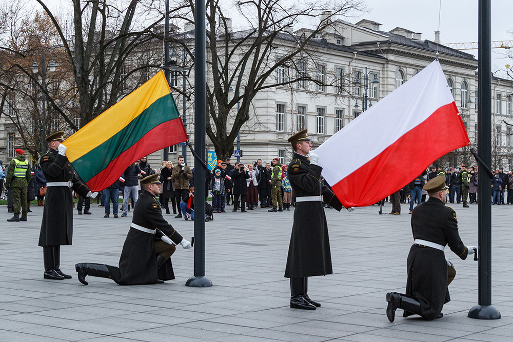 Podniesienie flag Litwy I Polski przez wojskowych.