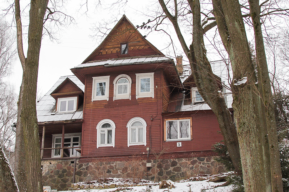 Drewniany dom w stylu „zakopiańskim” przy ul. M. K. Paca w Wilnie zbudowano na początku ubiegłego wieku.