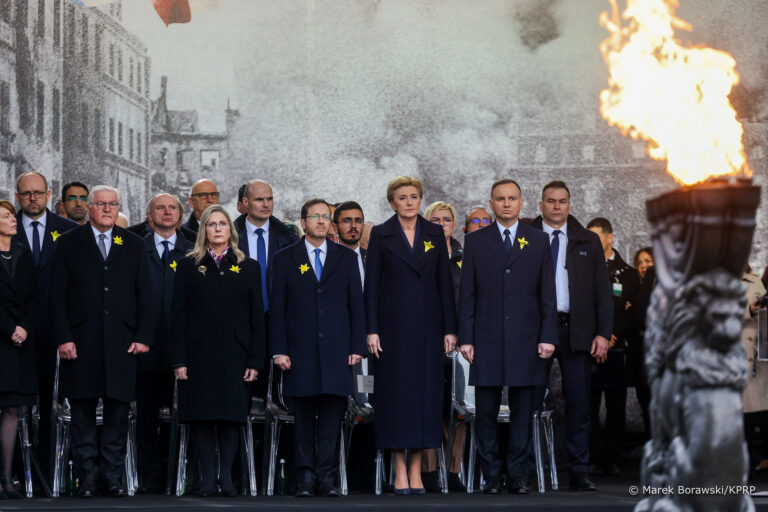 Prezydenci Polski Andrzej Duda, Izraela Isaac Herzog oraz Niemiec Frank-Walter Steinmeier wspólnie biorą udział w obchodach upamiętniających 80. rocznicę wybuchu Powstania w Getcie Warszawskim.