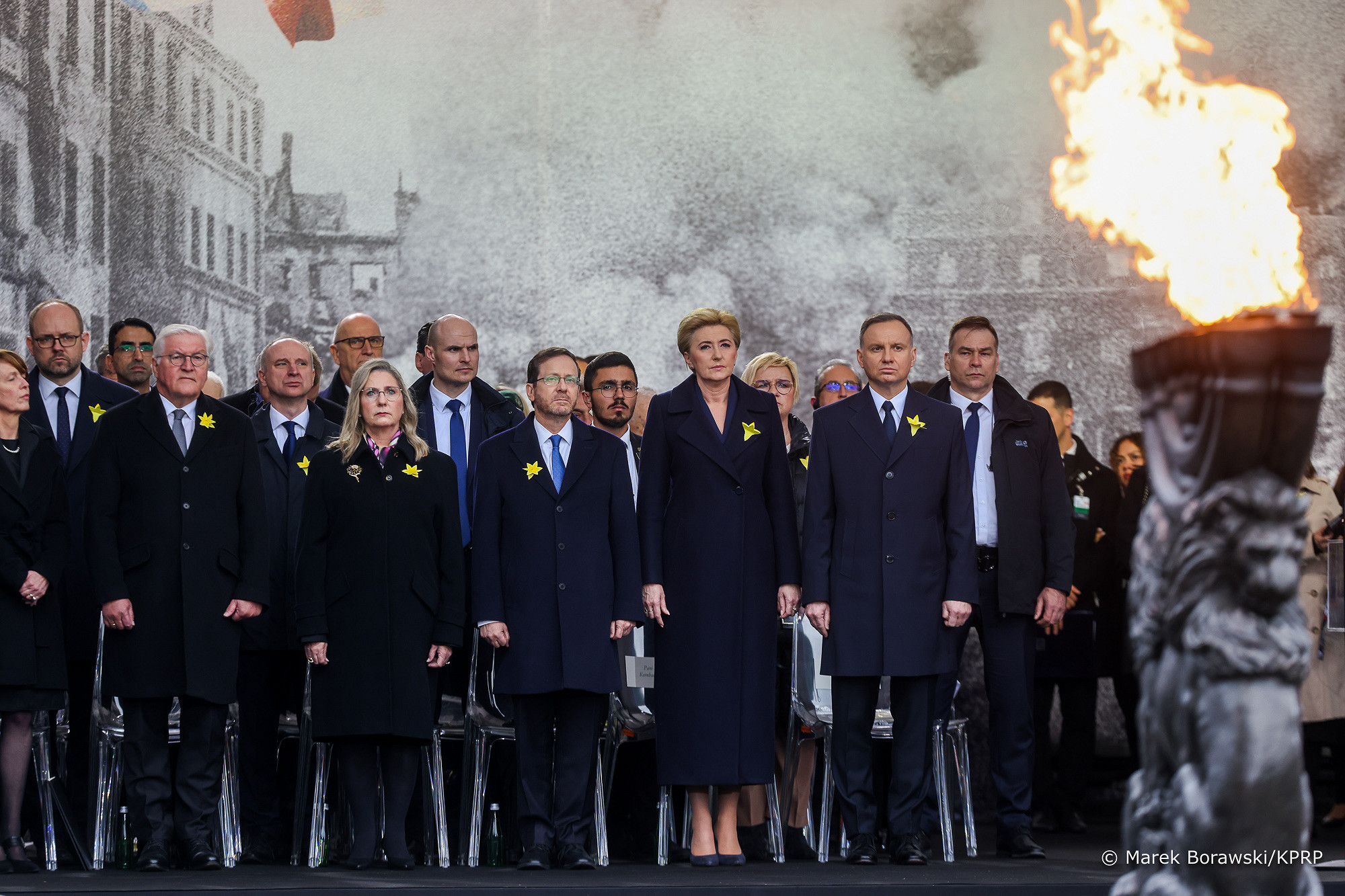 Prezydenci Polski Andrzej Duda, Izraela Isaac Herzog oraz Niemiec Frank-Walter Steinmeier wspólnie biorą udział w obchodach upamiętniających 80. rocznicę wybuchu Powstania w Getcie Warszawskim.
