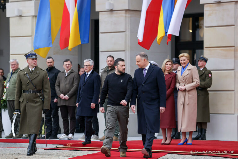 Ceremonia oficjalnego powitania ukraińskiej pary prezydenckiej odbyła się na dziedzińcu Pałacu Prezydenckiego Polski.