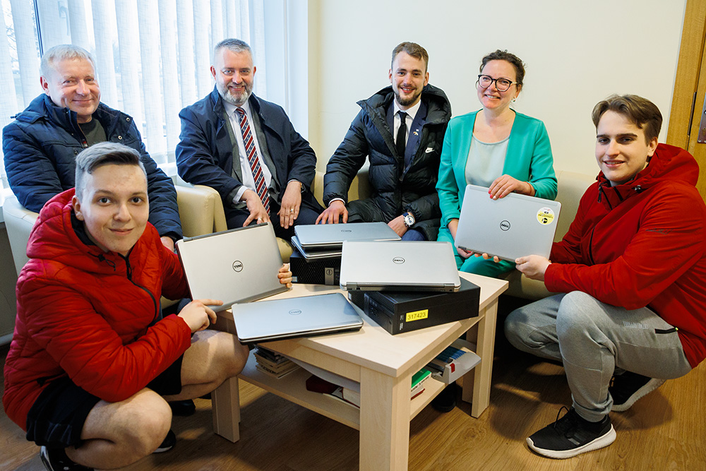 Spółka Orlen Lietuva przekazała komputery oraz laptopy dla uczniów Gimnazjum im. św. Jana Pawła II w Wilnie.