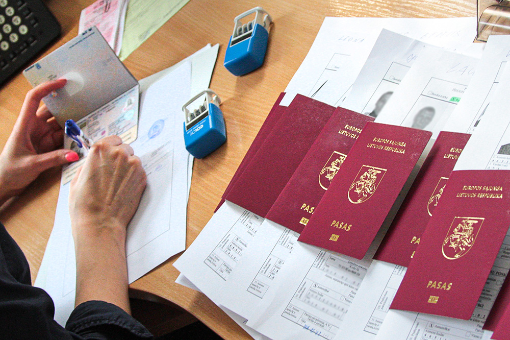 Wypełnianie ankiet z paszportów.