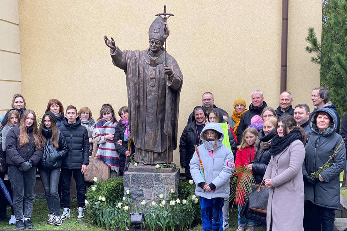Po mszy św. uczestnicy uroczystości udali się do nuncjatury apostolskiej, gdzie znajduje się pomnik Jana Pawła II.