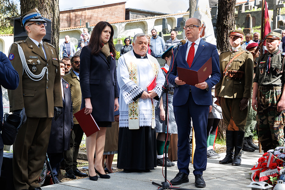 Podczas uroczystości ambasador Konstanty Radziwiłł dziękował za zaangażowanie i ofiarność społeczności polskiej na Litwie.