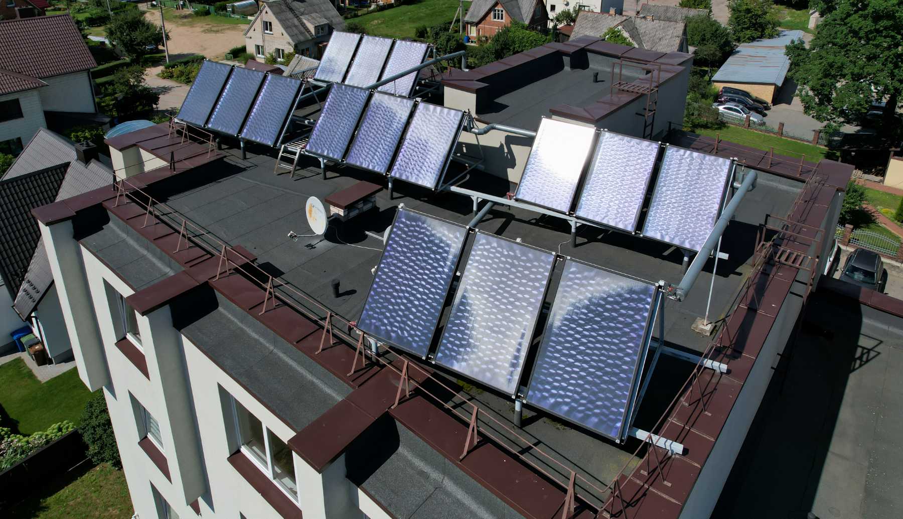 Panele słoneczne na budynku wielomieszkaniowym.