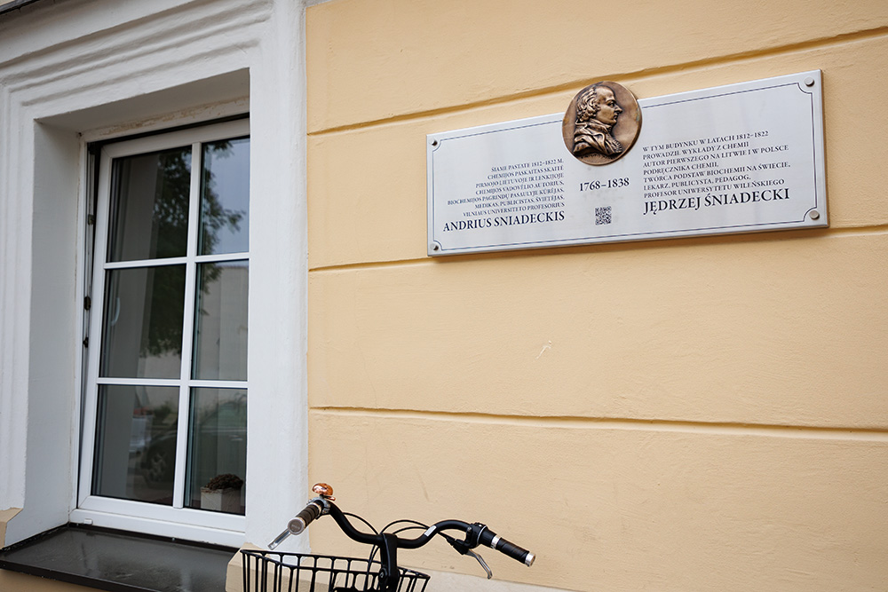 Na ścianie budynku Ministerstwa Oświaty, Nauki i Sportu odsłonięto dwujęzyczną tablicę pamiątkową poświęconą Jędrzejowi Śniadeckiemu.