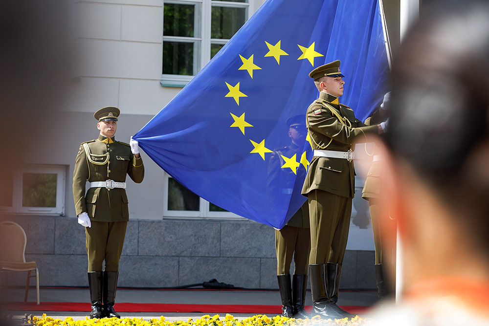 Żołnierze Litwy podnoszą flagę UE.
