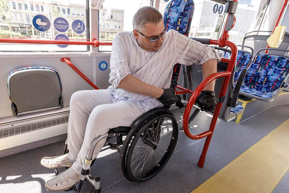 Niepełnosprawny na wózku w autobusie.