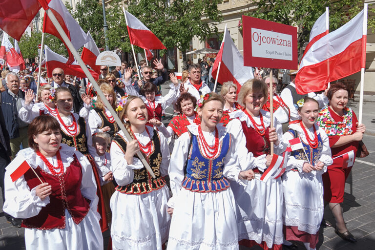 Podczas Parady Polskości nie może zabraknąć biało-czerwonych barw.