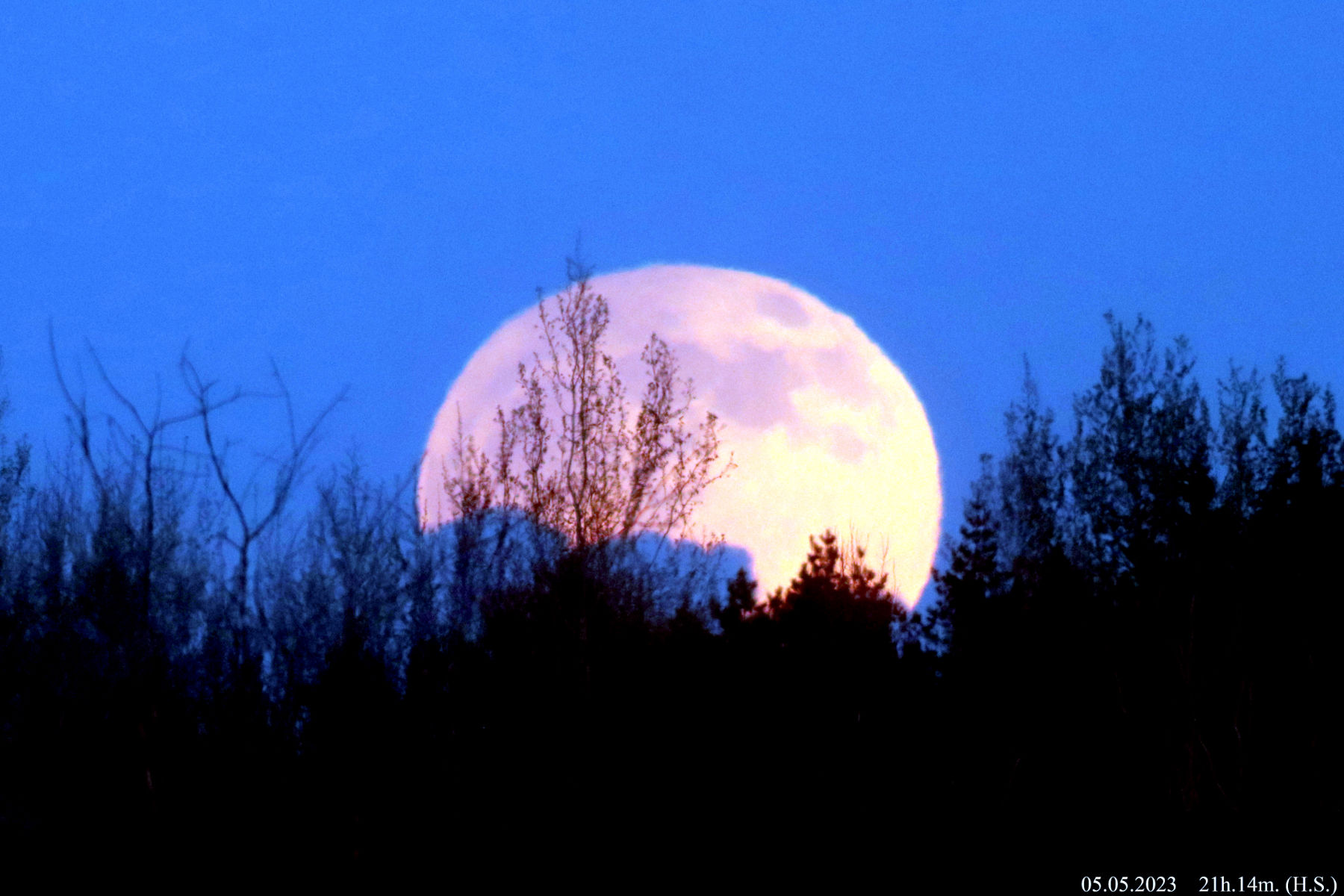 Wschód Księżyca nad Słobodą, o 21 godz. 10 min., podczas półcieniowego zaćmienia.