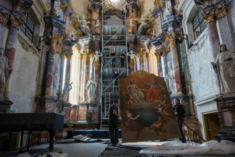 Przed kilkoma dniami do odrestaurowanego kościoła na dawne miejsce wróciły dwa pierwsze obrazy z kolekcji Czechowicza.