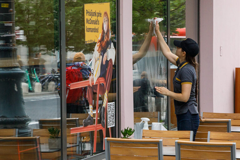 Kobieta myje okna w McDonald'sie,.