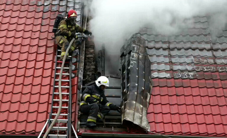 Służby ratunkowe przy pożarze.