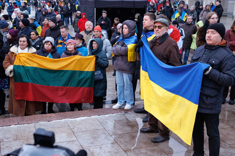 Ludzie z litewską i ukraińską flagami.