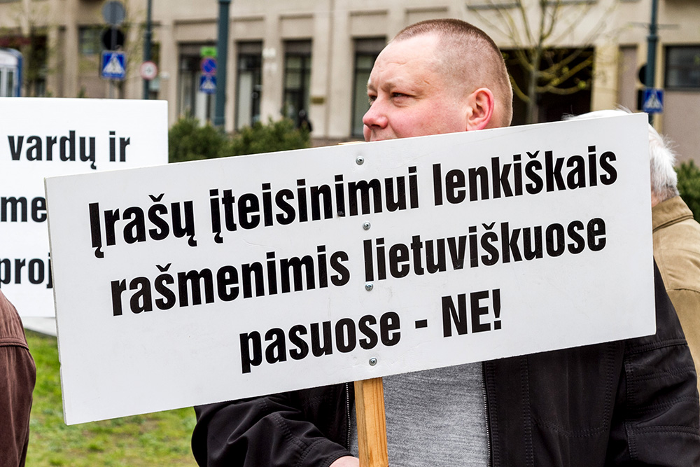 Propozycja zapisu imion i nazwisk w litewskich dokumentach po polsku przez lata spotykała się na Litwie ze zdecydowanym sprzeciwem.