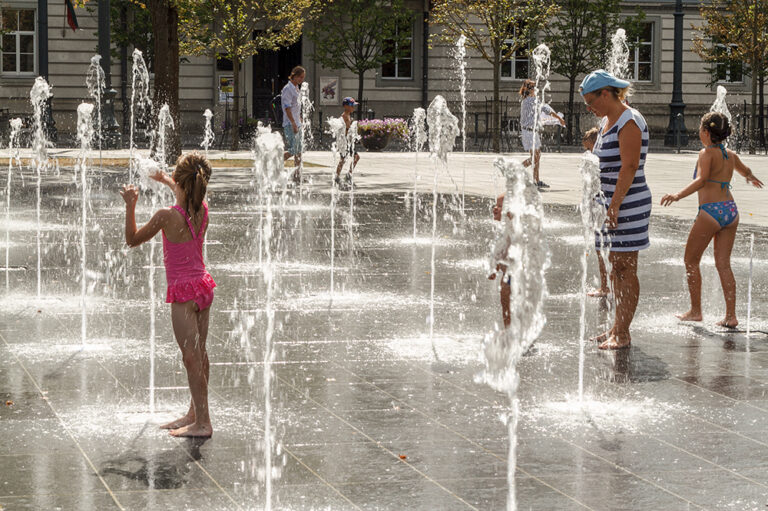 Dzieci w fontannie.