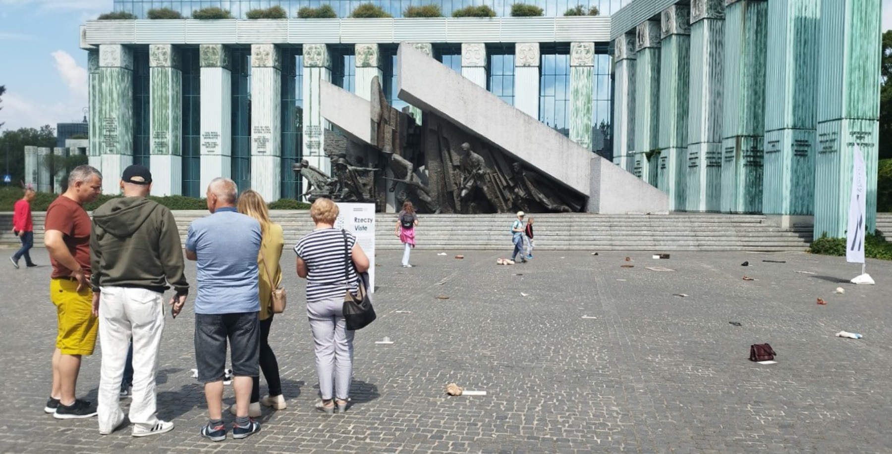 Ciekawa instalacja Muzeum Pamięci Sybiru na placu Krasińskich w Warszawie.