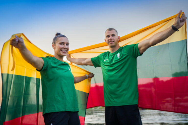 Podczas ceremonii otwarcia Igrzysk Europejskich na uroczystej paradzie flaga Litwy zostanie powierzona koszykarce Kamilė Nacickaitė oraz kajakarzowi Henrikasowi Žustautasowi.