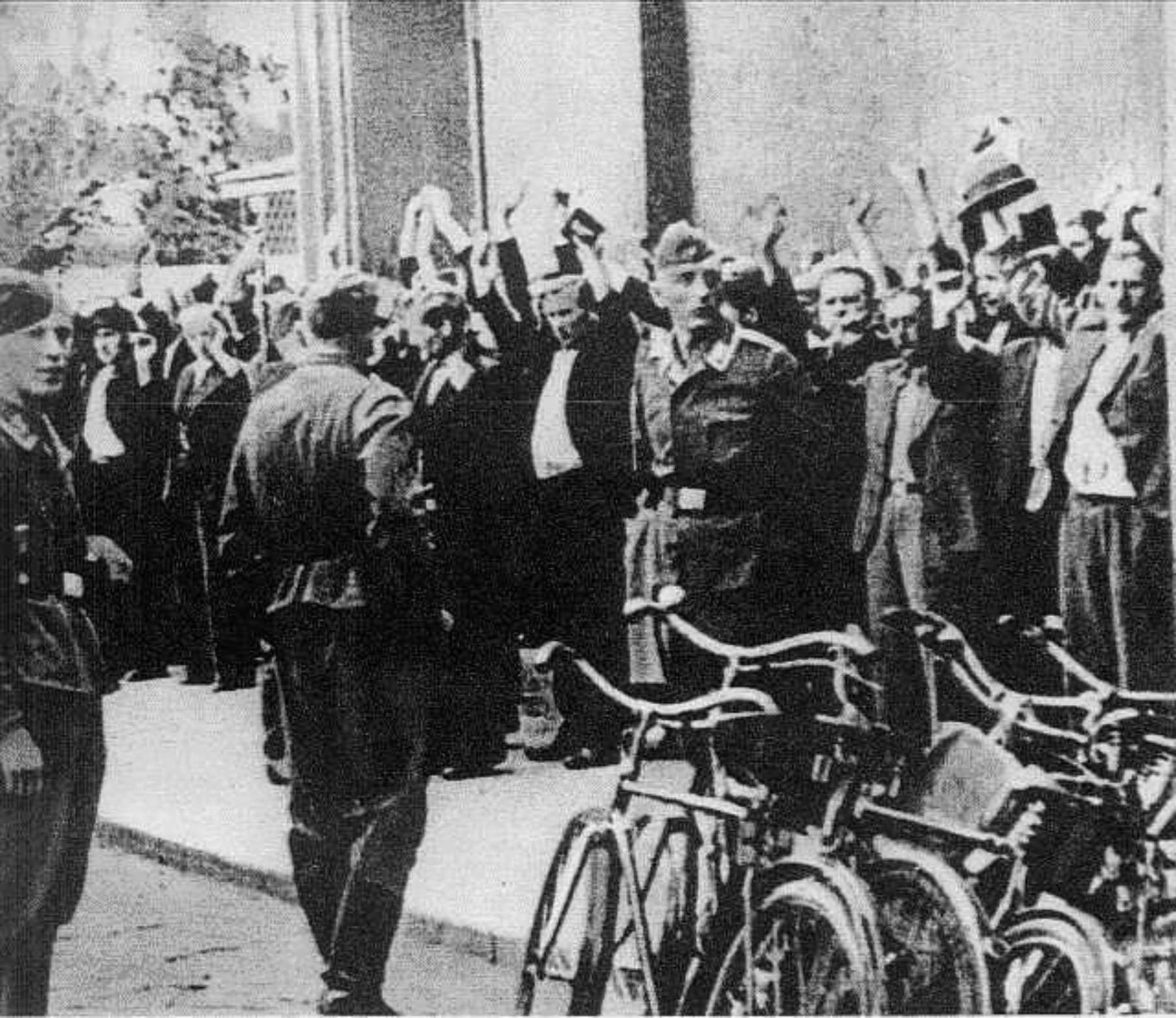 Zdjęcie z łapanki ulicznej w Bydgoszczy w dniu 08.09.1939 r.