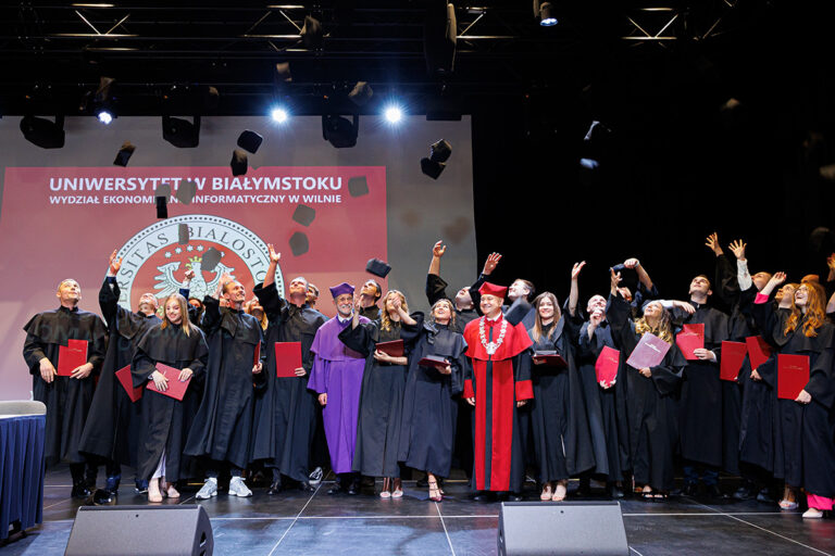 Wręczono dyplomy absolwentom Filii Uniwersytetu Białostockiego w Wilnie