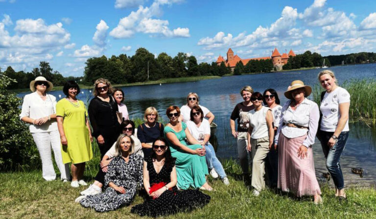 Stowarzyszeniu Polonistów na Litwie wybrała się na zachód od Wilna, aby zwiedzić krainę błyszczących w słońcu jezior, średniowiecznych zamków oraz eleganckich dworów i na nowo odkryć przepiękne, malownicze miasteczko Troki.