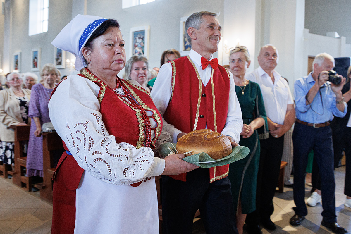 Parafianie w Mickunach powitali biskupa chlebem i solą.