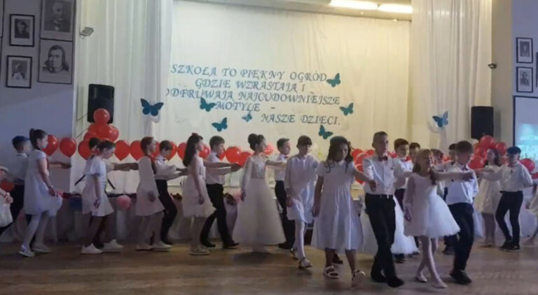 Uroczystość zakończenia roku szkolnego 2021/2022 w Polskiej Szkole w Grodnie, ostatniego roku szkolnego, w którym uczniowie uczyli się w tej placówce po polsku.
