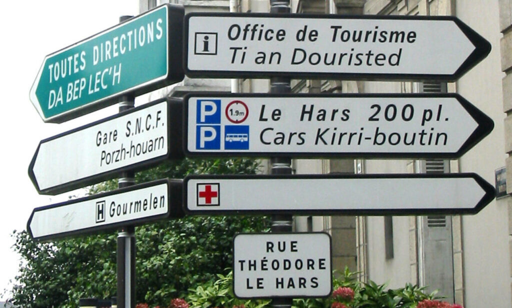 Dwujęzyczne tablice są w Europie praktyką powszechną — np. w Bretonii we Francji.
