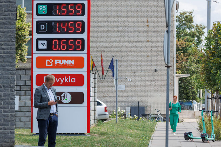 Ceny na stacjach paliwowych znów lecą w górę